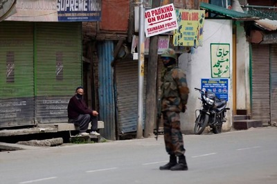 Three Men Snatch Rifle from Security Guard in J-K's Pulwama, Probe Begins
