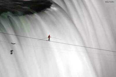 Stuntman completes Niagara Falls tightrope walk
