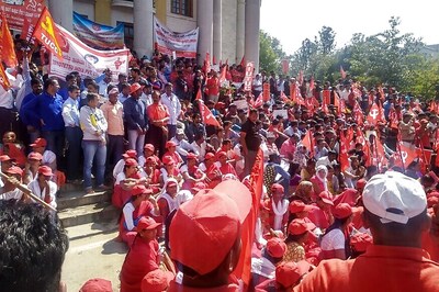 Bharat Bandh LIVE: Bengaluru Commuters Hit as Protesters Block Roads, SBI Treasury Branch Attacked in Kerala
