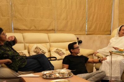 Aamir Khan Visits Saira Banu on New Year's Day With His Mother, Sits By Her Feet in Viral Photos