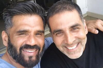 Akshay Kumar Posts a Selfie With Suniel Shetty; Twitter Demands Hera Pheri 3