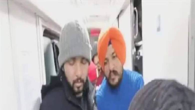 Volunteers Serve Guru Ka Langar on Train To Those Fleeing Ukraine