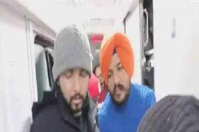 Volunteers Serve Guru Ka Langar on Train To Those Fleeing Ukraine