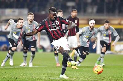 Mario Balotelli penalty helps AC Milan to win in Italian Cup semis