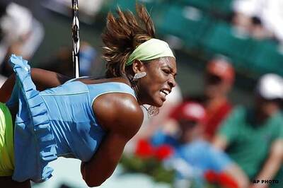 Serena Williams beats Zvonareva in Olympics