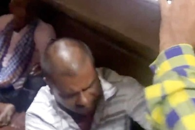 Two Men Get Into a Brawl on Indian Railways Train Over Seat Issue, Video Goes Viral