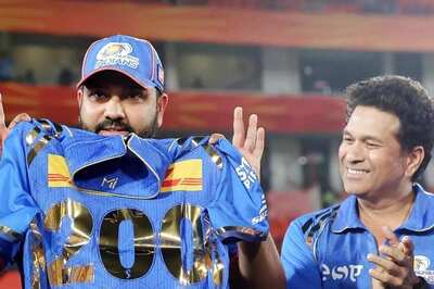 WATCH: Sachin Tendulkar Presents Rohit Sharma With a Special Commemorative MI Jersey Ahead of 200th IPL Match for Mumbai Indians