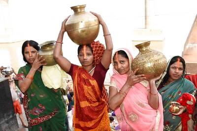 Chhath 2020: Here's Why Women Apply Long Vermilion During the Prayers