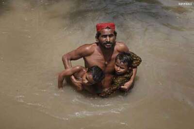 Landslides complicate Pak flood relief efforts