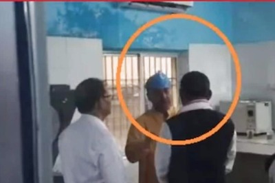 Uproar in Bihar After Health Minister Wears 'Shoe Cover' on Head at Begusarai Hospital