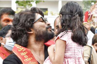 Allu Arjun Celebrates Ganesh Visarjan with His Daughter Arha and the Team, See Pics