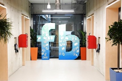 Facebook, Twitter Not Affecting Face-to-Face Contact With Friends: Study