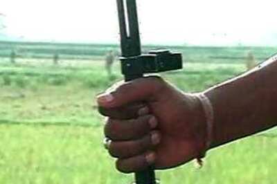 Naxals wrestle with cops in Jharkhand, steal their guns