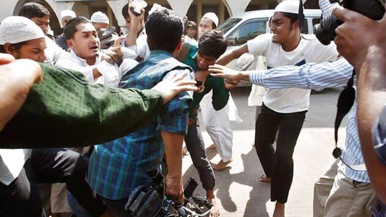 Bangladesh: 4 killed in clashes over 'atheist bloggers'