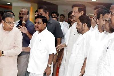 Maharashtra CM visits ailing Vilasrao Deshmukh