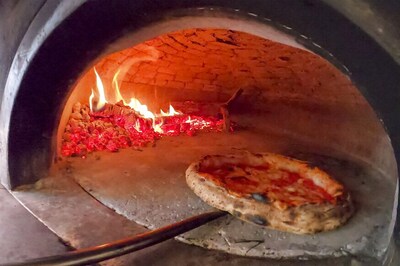 As Coronavirus Restrictions Ease in Italy, Naples' Beloved Pizzas are Back