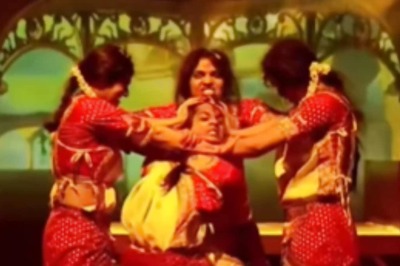 Video Of Group Dancing To Bhool Bhulaiyaa's Ami Je Tomar Has Hrithik Roshan's Attention