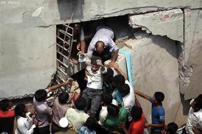 Bangladesh: Fire breaks out in collapsed building where 377 died