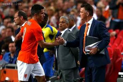 Van Gaal praises Van Persie, quiet on Manchester United move