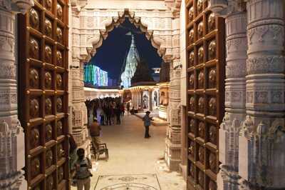 Demand for Wooden Miniature Replicas of Kashi Vishwanath Dham Rises