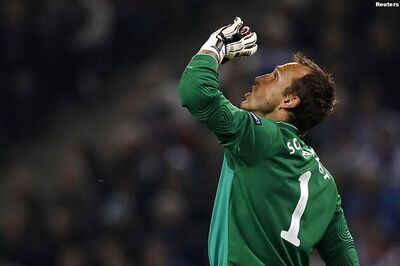 Road-weary Fulham hold Hamburg in first leg