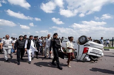 Akhilesh Yadav Stops Convoy to Help Accident Victims on Agra-Lucknow Expressway