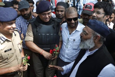 After Last Week’s Violence, Uttar Pradesh Namazis Give Flowers to Cops after Friday Prayers