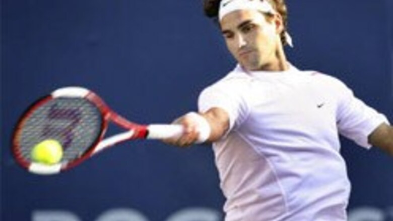 Federer wins slugfest, enters semis