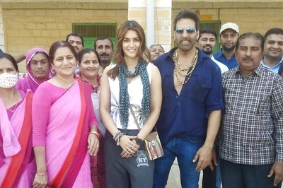 This BTS Photo of Akshay Kumar, Kriti Sanon from Bachchan Pandey Set Goes Viral