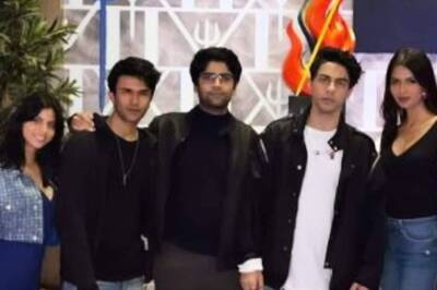 Aryan Khan Looks Hot in Casuals as He Poses With Sister Suhana Khan, Friends; See Pic