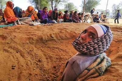 Farmers in Rajasthan Village Bury Themselves Neck-deep in Ground Against Land Acquisition