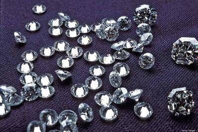 US: 80-yr-old woman wins, swallows one-carat diamond