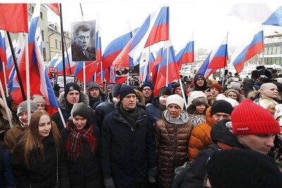 Thousands Rally in Moscow To Commemorate Slain Opposition Leader Nemstov Before Election