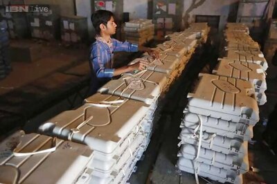 Wary of pollsters, many draw election tips from bookies