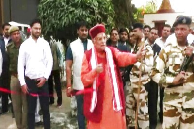 Delay in Getting Scissors Forces Fuming Joshi to Pull at the Ribbon With Bare Hands