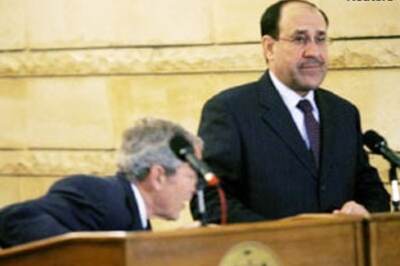 Iraqi reporter throws shoes at Bush, calls him dog