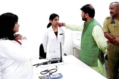 Jammu and Kashmir Minister 'fixes' woman doctor's collar, image goes viral