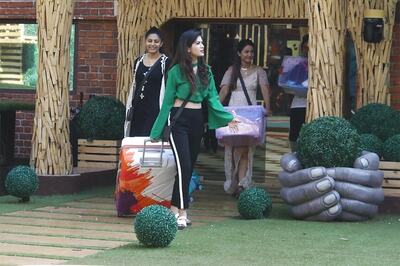 Bigg Boss 11, November 14, 2017 Update: Bandagi Sacrifices Clothes, Makeup for Lover Puneesh; Akash Goes Bald