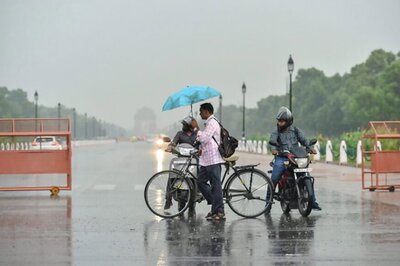 Western Disturbance Brings Rain as Delhi Grapples with Traffic Jams, Waterlogging; Improves Air Quality