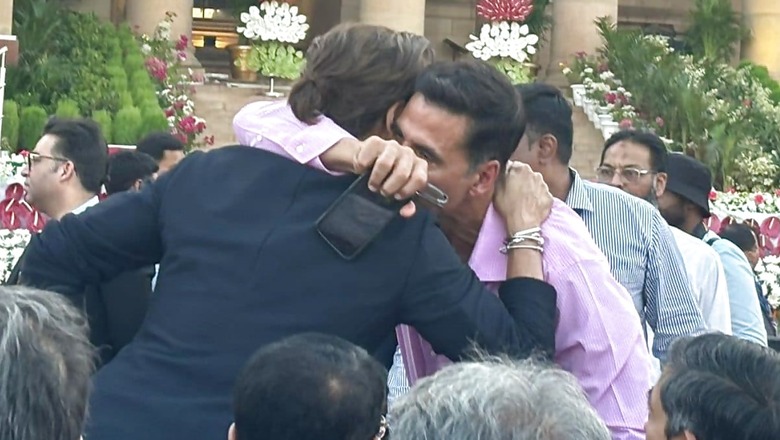 SRK and Akshay Kumar Break Internet, Share Warm Hug at PM Modi's Oath-Taking Ceremony | See Photo