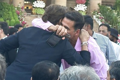 SRK and Akshay Kumar Break Internet, Share Warm Hug at PM Modi's Oath-Taking Ceremony | See Photo