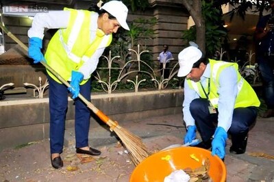 ICICI's Chanda Kochhar picks the broom as part of 'Swachh Bharat Abhiyan'