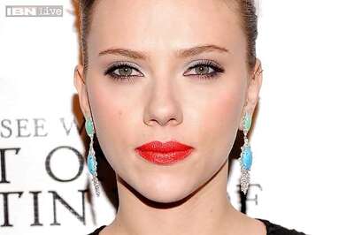 Snapshot: Adorable! Scarlett Johansson and her baby girl go out for dinner