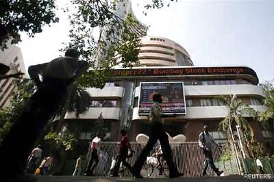Sensex ends flat, Nifty above 7500; TCS, Sun Pharma up 4 pc