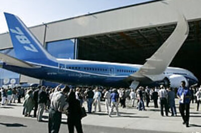 Boeing 27,000 machinists stage walkout as talks fail