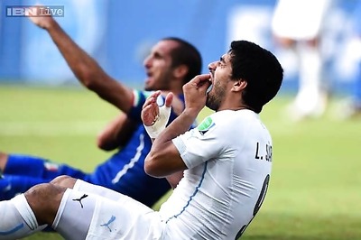 Barcelona director defends Luis Suarez over biting scandal