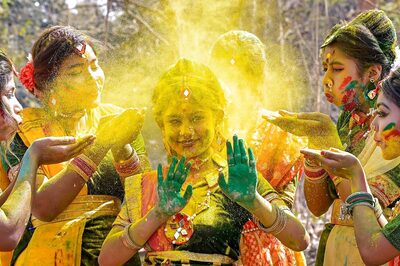 Holi 2023: Mathura Drenched in Colour on 'Lathmar Holi'; Sec 144 in Noida, Adenovirus Fear in Kolkata