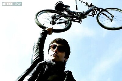 'I' theatrical trailer: Vikram wrestles with goons, catches a cycle with one hand, and ties shoelaces with a flick of his foot