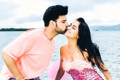 Tejasswi Prakash Strikes a Regal Pose, Boyfriend Karan Kundrra Says ‘Please Return My Carpet’; See Post