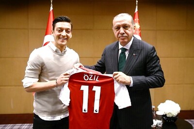 Turkey President Erdogan Calls Ozil, Praises Exit from German Team